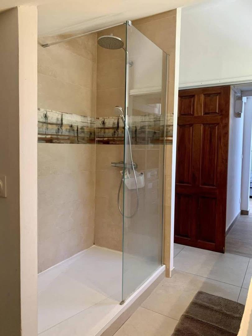 Salle d'eau avec grande douche à l'italienne et paroi vitrée