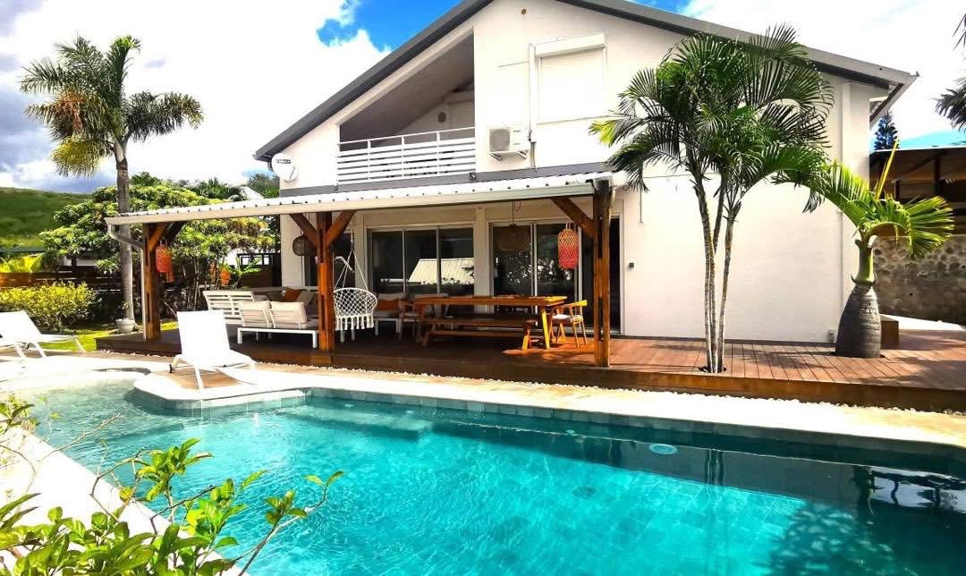 Façade de la Villa Seviora avec sa piscine turquoise et sa terrasse en bois