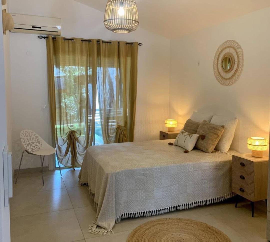 Chambre climatisée avec lit double et grande baie vitrée