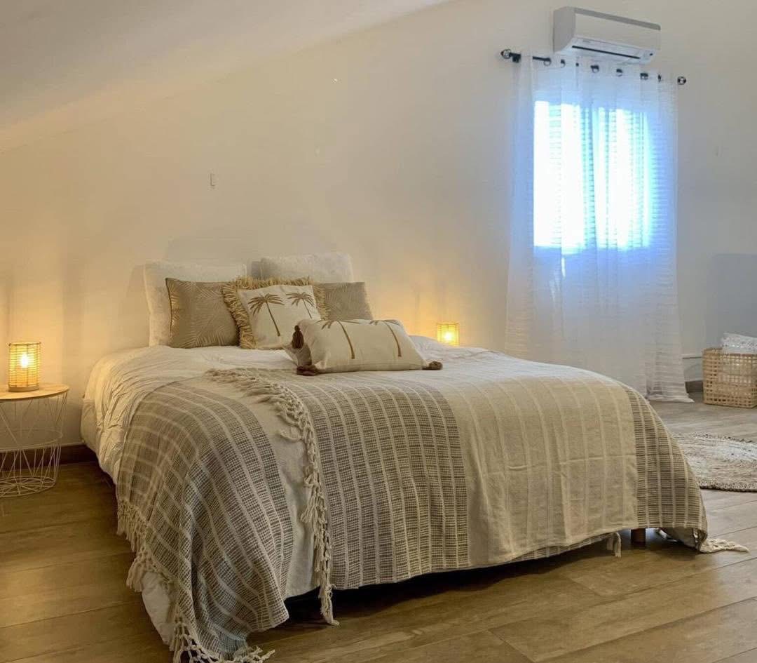 Chambre à l'étage avec lit double et éclairage tamisé