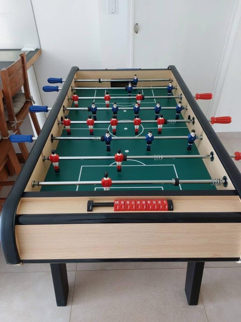 Baby-foot dans l'espace de jeu intérieur de la villa
